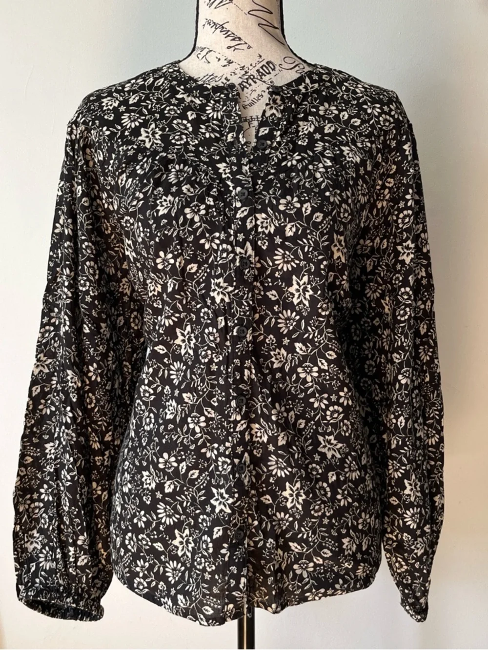 Witchy fairy whimsigoth Black and White Floral Long-Sleeve Blouse Women’s M
